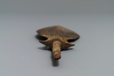 Une pointe de lance en bronze incrust&eacute; d'or et argent, Chine, P&eacute;riode des Royaumes combattants (475-221 av. JC)