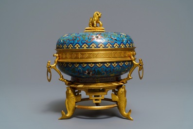 Une bo&icirc;te couverte en &eacute;maux cloisonn&eacute;s &agrave; monture en bronze dor&eacute;, Chine, 19&egrave;me