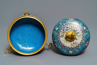Une bo&icirc;te couverte en &eacute;maux cloisonn&eacute;s &agrave; monture en bronze dor&eacute;, Chine, 19&egrave;me