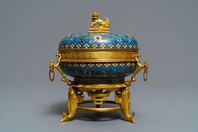 Une bo&icirc;te couverte en &eacute;maux cloisonn&eacute;s &agrave; monture en bronze dor&eacute;, Chine, 19&egrave;me