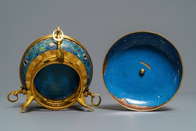 Une bo&icirc;te couverte en &eacute;maux cloisonn&eacute;s &agrave; monture en bronze dor&eacute;, Chine, 19&egrave;me