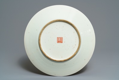 Een Chinese famille rose drakenschotel, Qianlong merk, 19/20e eeuw