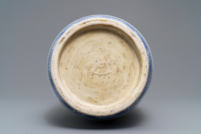 Een grote Chinese blauwwitte rouleau vaas met decor van antiquiteiten, 20e eeuw