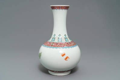 Een Chinese famille rose tianqiu ping vaas met floraal decor, Hongxian merk, Republiek, 20e eeuw