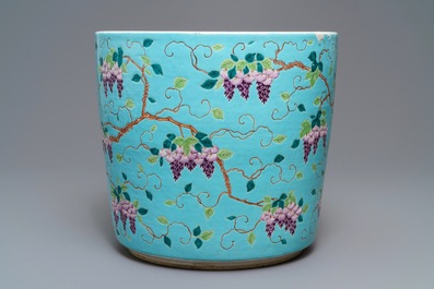 Een grote Chinese Dayazhai-stijl jardini&egrave;re met turquoise fondkleur, 19/20e eeuw