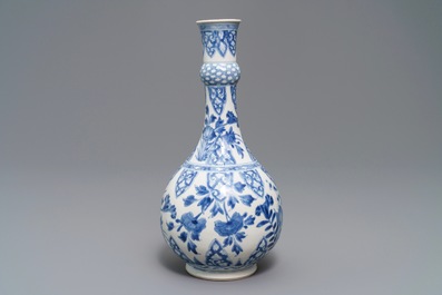 Un vase de forme bouteille en porcelaine de Chine bleu et blanc, Kangxi