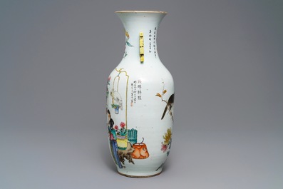 Een Chinese famille rose vaas met tweezijdig decor, 19/20e eeuw