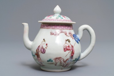 Een fijne Chinese famille rose theepot en een 'Romance of the Western Chamber' bord, Yongzheng/Qianlong