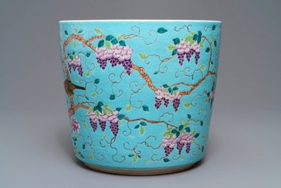 Een grote Chinese Dayazhai-stijl jardini&egrave;re met turquoise fondkleur, 19/20e eeuw