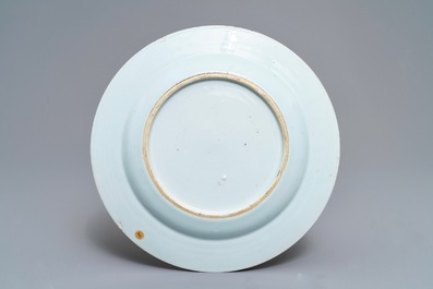 Een fijne Chinese famille rose theepot en een 'Romance of the Western Chamber' bord, Yongzheng/Qianlong