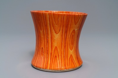 Een Chinese faux bois penselenpot, 19/20e eeuw
