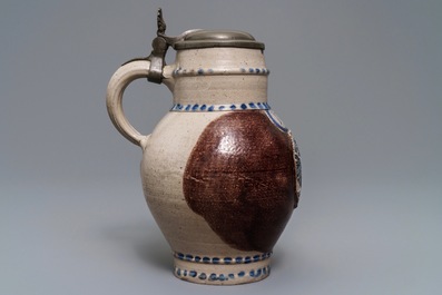 Een Westerwald met tin gemonteerde kan met dubbel adelaarswapen, Duitsland gedat. 1770