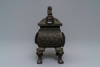 Un grand br&ucirc;le-parfum couvert en bronze, Chine, Ming