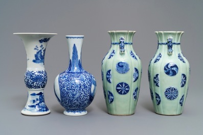 Vier Chinese blauwwitte en celadon vazen, 19/20e eeuw