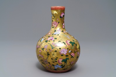 Een Chinese famille rose vaas met floraal decor op vergulde fond, Qianlong merk, 19/20e eeuw
