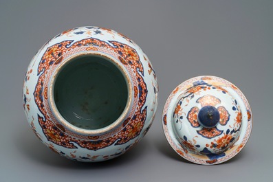 Een grote Chinese Imari-stijl dekselvaas, Kangxi