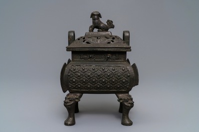 Un grand br&ucirc;le-parfum couvert en bronze, Chine, Ming