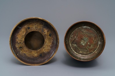 Deux vases en bronze, Chine, 19&egrave;me