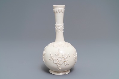 Un vase en porcelaine blanc de Chine de Dehua &agrave; d&eacute;cor en relief, Kangxi