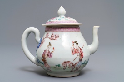 Een fijne Chinese famille rose theepot en een 'Romance of the Western Chamber' bord, Yongzheng/Qianlong