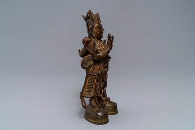 Een Chinees bronzen beeld van Guandi op houten sokkel, 18/19e eeuw