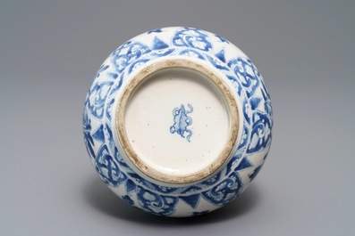Un vase de forme bouteille en porcelaine de Chine bleu et blanc, Kangxi