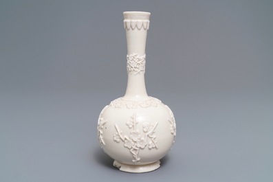 Un vase en porcelaine blanc de Chine de Dehua &agrave; d&eacute;cor en relief, Kangxi