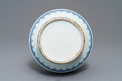 Een Chinese blauwwitte vaas met florale slingers, Qianlong