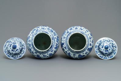 A pair of Chinese blue and white covered vases with floral design, Kangxi