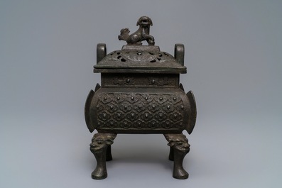 Un grand br&ucirc;le-parfum couvert en bronze, Chine, Ming