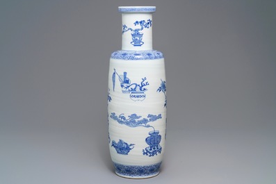 Een grote Chinese blauwwitte rouleau vaas met decor van antiquiteiten, 20e eeuw