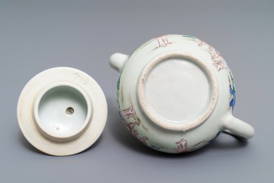 Een fijne Chinese famille rose theepot en een 'Romance of the Western Chamber' bord, Yongzheng/Qianlong