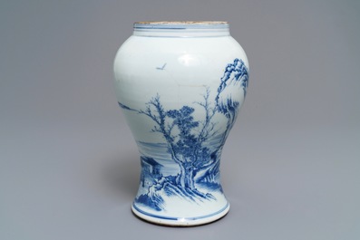 Un vase en porcelaine de Chine bleu et blanc &agrave; d&eacute;cor d'un paysage, Kangxi