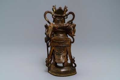 Een Chinees bronzen beeld van Guandi op houten sokkel, 18/19e eeuw