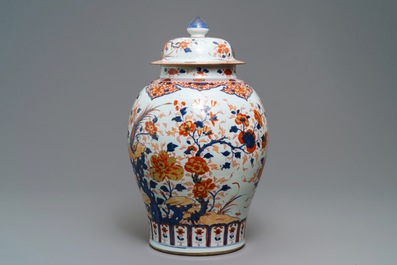 Een grote Chinese Imari-stijl dekselvaas, Kangxi