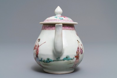 Een fijne Chinese famille rose theepot en een 'Romance of the Western Chamber' bord, Yongzheng/Qianlong