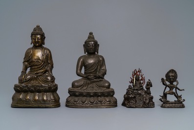 Vier diverse Chinese en Tibetaanse bronzen beelden, 18/19e eeuw