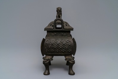 Un grand br&ucirc;le-parfum couvert en bronze, Chine, Ming