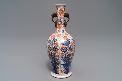 Un vase en porcelaine de Chine de style Imari, Kangxi