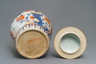 Een grote Chinese Imari-stijl dekselvaas, Kangxi