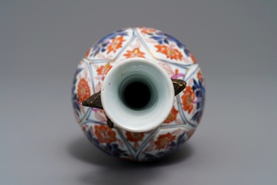 Un vase en porcelaine de Chine de style Imari, Kangxi