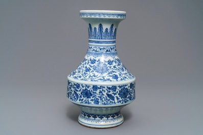 Een Chinese blauwwitte vaas met florale slingers, Qianlong