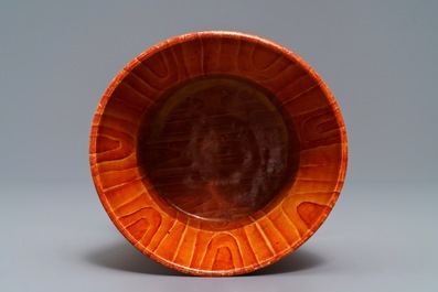 Een Chinese faux bois penselenpot, 19/20e eeuw