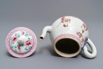 Een fijne Chinese famille rose theepot en een 'Romance of the Western Chamber' bord, Yongzheng/Qianlong