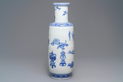 Een grote Chinese blauwwitte rouleau vaas met decor van antiquiteiten, 20e eeuw