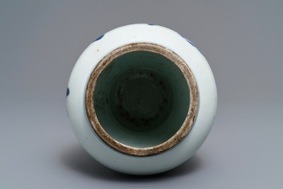 Un vase en porcelaine de Chine bleu et blanc &agrave; d&eacute;cor d'un paysage, Kangxi