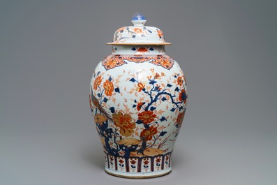 Een grote Chinese Imari-stijl dekselvaas, Kangxi