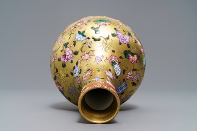 Een Chinese famille rose vaas met floraal decor op vergulde fond, Qianlong merk, 19/20e eeuw