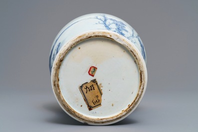 Un vase en porcelaine de Chine bleu et blanc &agrave; d&eacute;cor d'un paysage, Kangxi