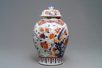 Een grote Chinese Imari-stijl dekselvaas, Kangxi